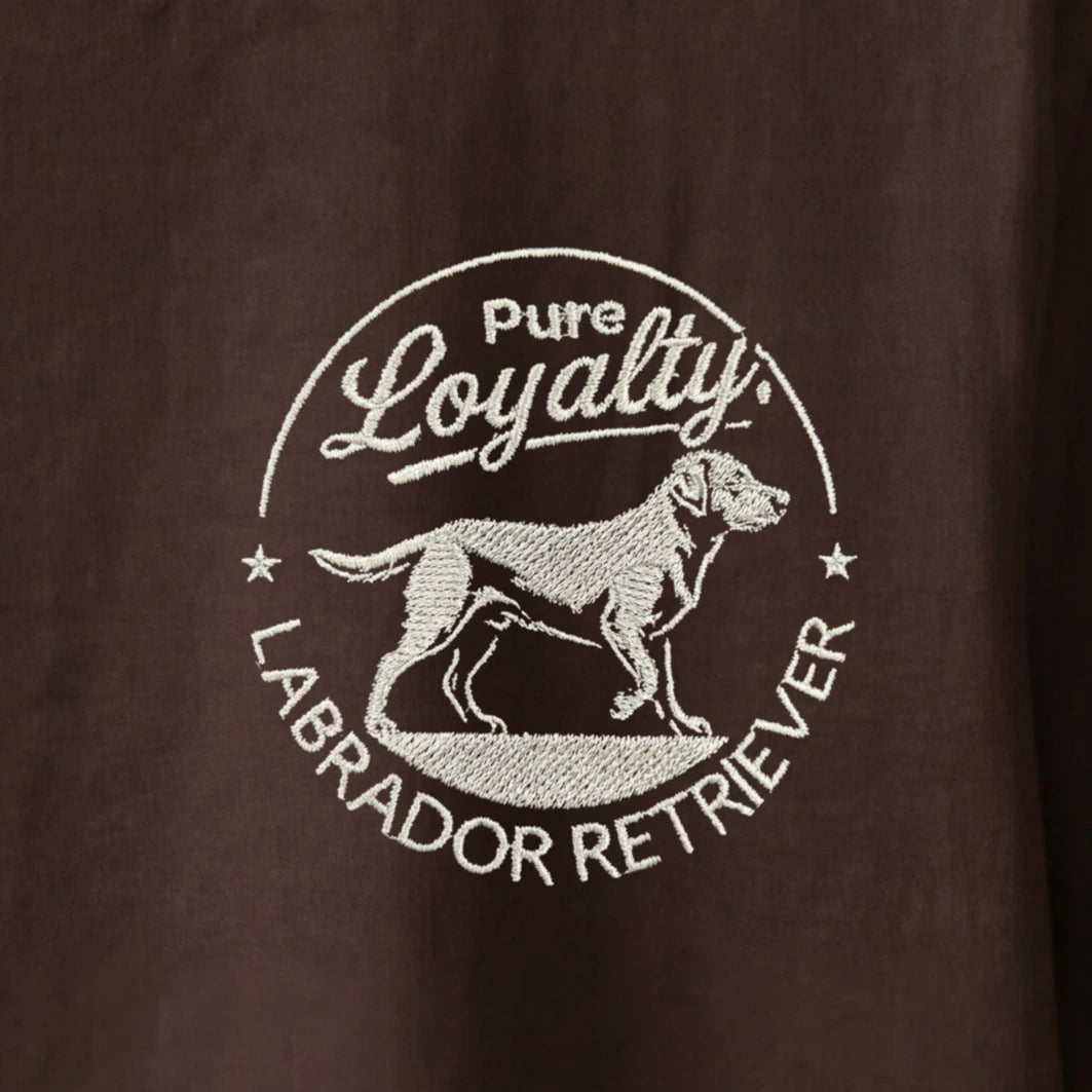 Camiseta Bordado Labrador Retriever - Regular Fit de RazasLovers, transpirable, suave