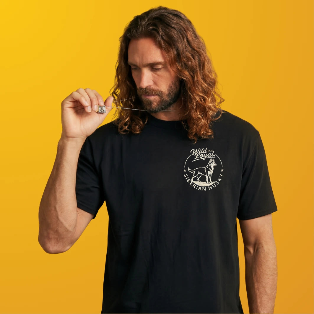 Camiseta Bordado Husky SIberiano - Regular Fit de RazasLovers, Negra, transpirable, suave