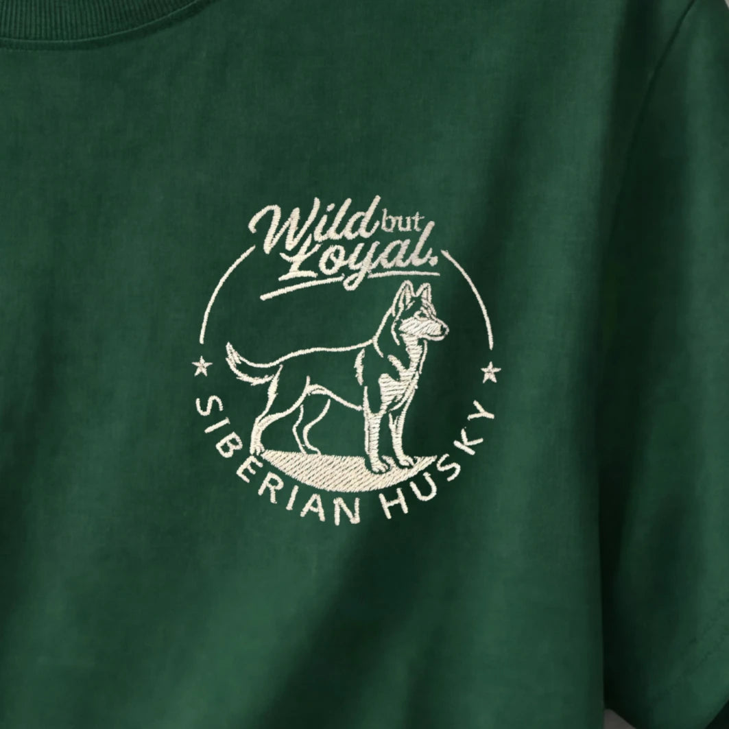 Camiseta Bordado Husky SIberiano - Regular Fit de RazasLovers, transpirable, suave, detalle