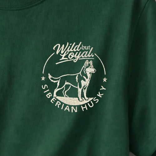 Camiseta Bordado Husky SIberiano - Regular Fit de RazasLovers, transpirable, suave, detalle
