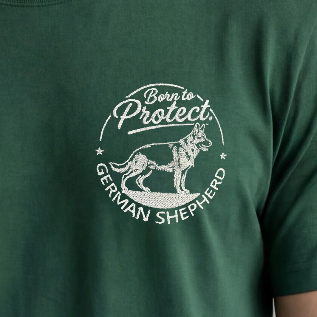 Camiseta Bordado Pastor Alemán - Regular Fit de RazasLovers, transpirable, suave, detalle